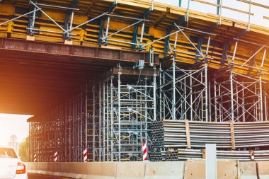 Köprü inşaatı. Yol şu anda trafiği artırmak için çeşitli katlarda yapım aşamasında. Üstgeçit yolu ve çelik elementlerle beton yapıyı destekleyin. Tamamlanmamış inşaat alanı.