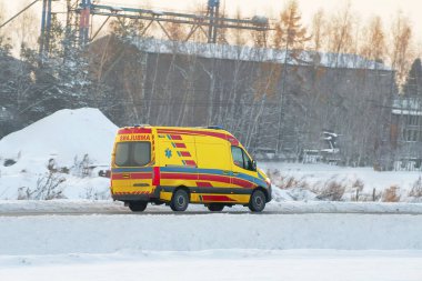 Sanayi bölgesinin yakınındaki karla kaplı bir yoldaki ambulanstan acil ve hızlı bir müdahale.