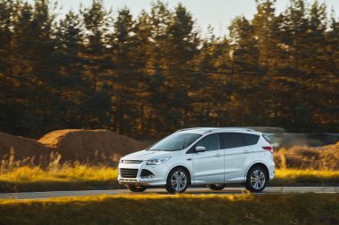Aile seyahati ve iş için güç ve zarafeti birleştiren hibrid bir SUV arabası. Doğal bir arka planda izole edilmiş..