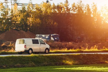 Marka ve teslimat hizmetiniz için beyaz bir minibüs. Yoldaki ticari bir aracın izole edilmiş bir maketi..