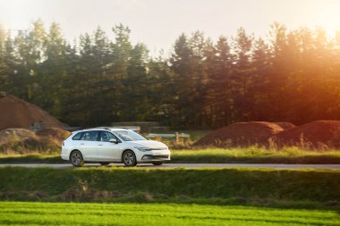Otoyoldaki yeni ve modern bir Station Wagon Car. Aile ve Spor için Geniş ve Zarif bir Araç. Bir Arabadaki Uygulamayla Tarzın Birleştirilmesi. Güçlü Motorlu Bir Combi Araba.
