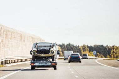 Yol yardımı yolda arızalı bir arabayı naklediyor. Geri çekilme kamyonu. Bir çekici arızalı bir aracı teslim ediyor. Yol yardımı sürücünün başı dertte..
