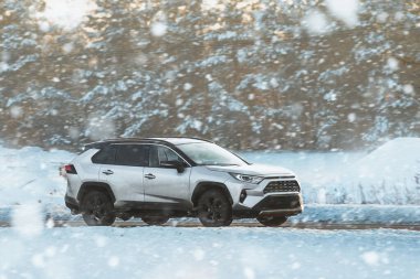 Aile Kış Yolculuğu. Aracınızı kış lastikli hazırlayın ve soğuk koşullarda güvenli yolculuklar için güçlü bir batarya. Kar Kaplamalı Maceralar Bekliyor.