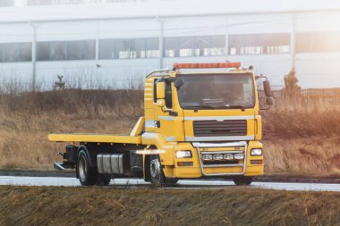 Kamu yolunda boş bir çekici var. Yol yardımı kavramı.
