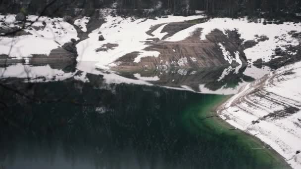 Zimą Górskie Jezioro Pokryty Lodem Śniegiem Krajobraz Alp Mgła Opady — Wideo stockowe