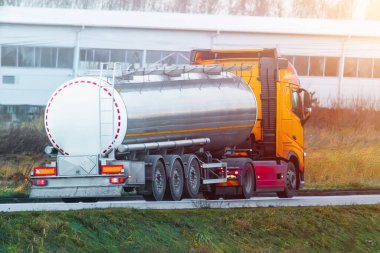 Kışın LPG Gaz Teslimatı: Karlı bir yolda Dikkatli ve Güvenlikli Bir Tank Kamyonu Sürüyor