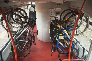 Trenin motorsikletine monte edilmiş 6 bisikletle Kentsel Taşımacılık Uygunluğunu Deneyin