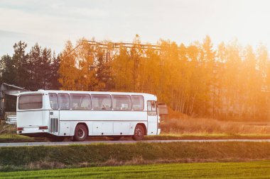 Otoyoldaki Modern ve Geniş Bir Beyaz Otobüs Rahat ve Maceracı Seyahat Deneyimi İçin Hazır
