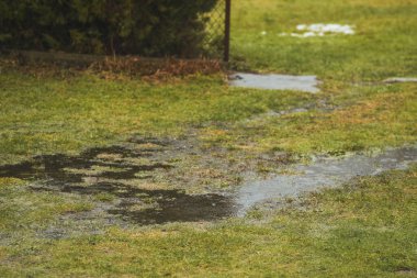 durgun su ve hidrofobik toprak, bahçe ve tarım alanlarında erozyon ve su hasarına neden olabilir.