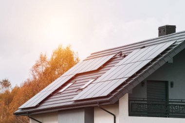 Güneş Panelleri ve Sonbahar Ağaçları olan Modern Bir Evin Fotoğrafı. Sürdürülebilir Yaşam Şovu. Sürdürülebilir ve Çevre dostu Ev Tasarımı.