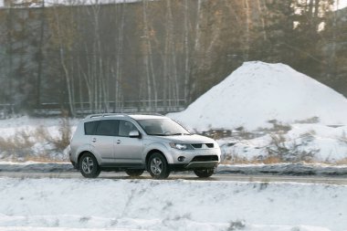 Kışın kaygan bir otoyolda giden bir araba. Karla kaplı bir yolda bir sürü buzla dolu bir araba. Arabanın kış lastikleri var. Kış zamanı sürüş. Aileyle kış tatili.