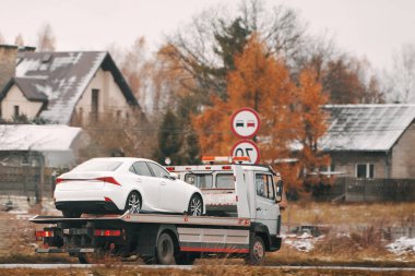 Şehirdeki güvenilir Çekme ve Kurtarma Hizmetleri. Araç arızaları ve caddelerdeki kazalar için 7 / 24 yardım. Otobanda acil yol yardımı. Çekicinin arka görüntüsü.