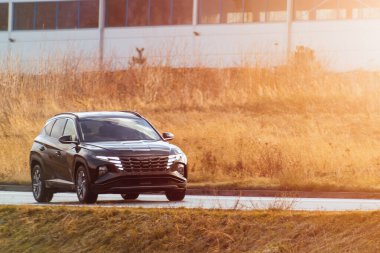 Çapraz bir SUV gibi maceralı bir sürüş güzel güneş ışığı altında bir otoyol boyunca hızlanır ve doğa güzelliği ile çevrilidir..