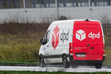 04.01.2024 Polonya, Avrupa. DPD banliyöye bir paket teslim ediyor. Sevkiyat ve paket teslimatı. Minibüste DPD logosu var..