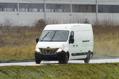 Marka ve teslimat hizmetiniz için beyaz bir minibüs. Yoldaki ticari bir aracın izole edilmiş bir maketi..