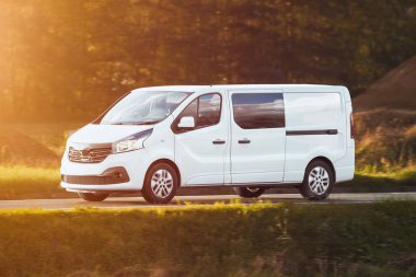 Teslimat. Yolda izole edilmiş beyaz bir ticari aracın maketi. İşiniz ve nakliye ihtiyaçlarınız için mükemmel..