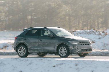 Kış boyunca otoyoldaki araba tuzla kaplıydı. Araç yol ayıracı ile kaplı.