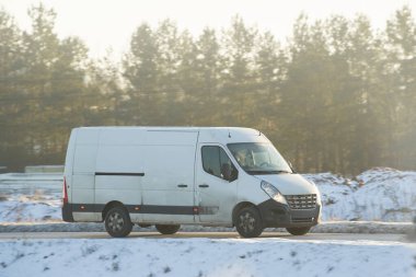 Tuz ve buz yolda arabaya zarar vermiş. Aracın yol ayıracından bir tuz tabakası var. Hava soğuk ve soğuk..