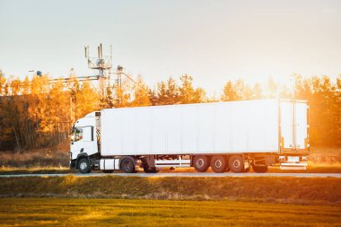 Mal teslimatı ve nakliyesi yarı karavan kamyonlarıyla. Kamyonlar kargo konteynırlarıyla yolda ilerliyorlar. Küresel pazara yönelik ürünlerin ihracatı ve ithalatında yer alıyorlar..