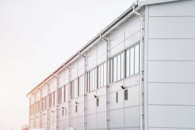 Ticari Kapılar ve Girişlerle Karlı Arazi 'de Modern ve Parlak Dış Tasarımı Olan Bir Endüstriyel Bina