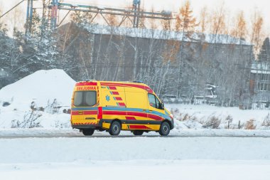 Doğanın ortasındaki Wintry Yolu 'nda hızla ilerleyen bir ambulans olarak acil müdahale.