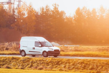 Ticari minibüs yolda. Teslimat minibüsünün yakın çekim modeli izole edildi. Son varış yeri nakliye kamyonu modeli. Kapıdan kapıya iş ve müşteri teslimatı.