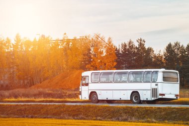 Büyük Pencere ve Tekerlekli Beyaz Araba Yolculuğunun tadını çıkarın.