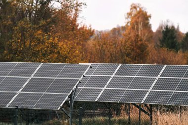 Güneş panelleri olan Modern Ev Enerji ve Para Tasarruf Edebilir. Sürdürülebilir yaşam.