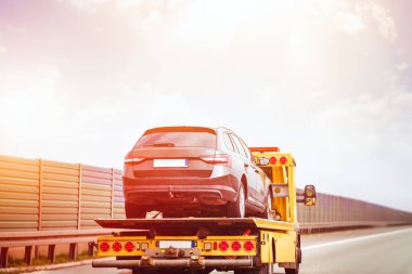 Otobanda düz bir taşıyıcı var..