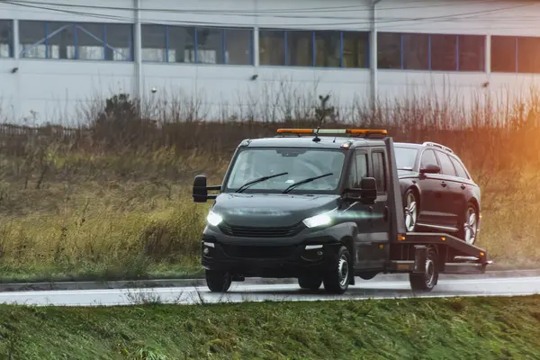 Kecelakaan Mobil Jalan Raya Menyebabkan Kedatangan Sebuah Truk Derek Transporter Stok Lukisan  