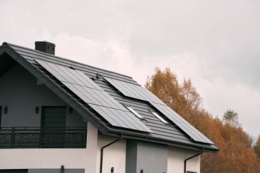 Güneş panelleri olan Modern Ev Enerji ve Para Tasarruf Edebilir. Sürdürülebilir yaşam.