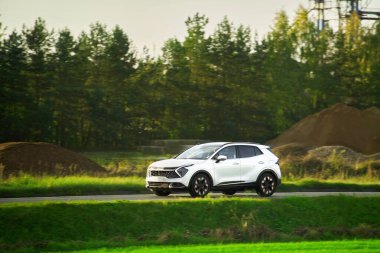 Modern ve zarif bir SUV araba. Aile seyahati ve hibrit güçle iş yapmak için. Dört tekerleği de var..