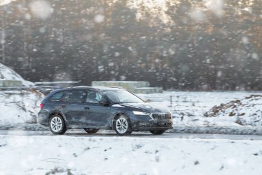 Kışın buzlu yollarda arabayı güvenli ve hızlı tutun. Kar yığınları ve kar fırtınalarıyla başa çıkmak için iyi araba aküsü ve kaliteli kış lastiklerinin önemi. Tuz ve reaksiyonlar aracın gövdesine zarar verebilir..