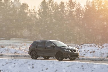 Yol ayıracı arabaya tuz ve buzun yapışmasına neden oluyor. Aracın paslanmayı ve aşınmayı önlemek için bakıma ve onarıma ihtiyacı var. Hava soğuk ve soğuk, manzaralı ama düşmanca bir manzara yaratıyor.