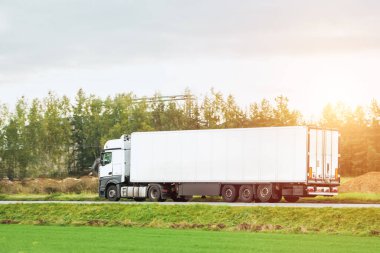 Kargo taşıyan yarı karavan kamyonları. Kamyonlar malları kapı kapı dolaşıp karadan getiriyor. Ticaret ticaretini destekleyen küresel sürdürülebilir lojistik endüstrisinin bir parçası.