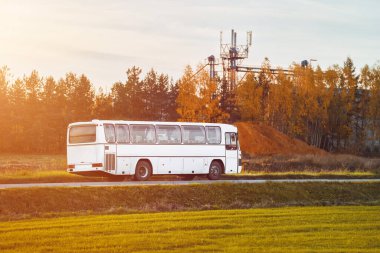 Bir Beyaz Motorlu Araç Yolcuları Yolda Hız ve Konforlu Taşır