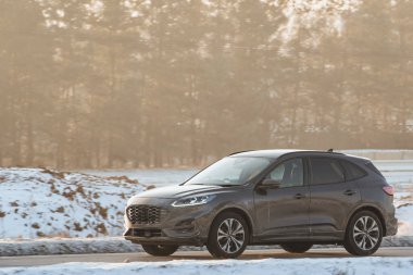 Kışın araba sürerken. Yol ayırıcısındaki tuz ve buz arabayı paslandırmış. Araç boyası ve metal kimyasallar yüzünden hasar görmüş..