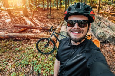 Mutlu Bisikletçi Doğadaki Dağ Bisiklet Yolunda Selfie Çekiyor