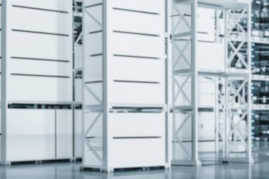 İçinde mallar olan modern bir deponun içi. Arka plan odak dışı ve geniş ve aydınlık depoyu gösteriyor. Metal çerçeve ve kutular fotoğrafa biraz doku ekler..