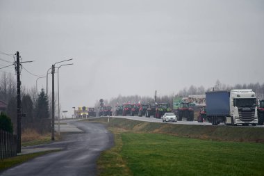 Avrupa, Polonya, 9 Şubat 2024 Polonya 'daki çiftçiler, ucuz ithalat ve çevre düzenlemelerini protesto etmek için otoyolları traktörlerle kapattılar. Adil fiyatlar ve hükümet desteği talep ediyorlar..