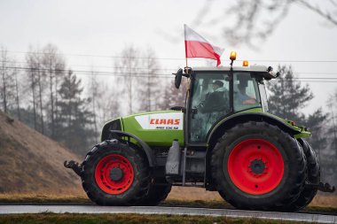 Avrupa, Polonya, 9 Şubat 2024 Polonyalı çiftçiler traktörlerle otoyolları kapatıyor. Grev Avrupa 'daki trafik ve ticareti etkiliyor. Ucuz ithalat ve çevre düzenlemelerine karşı protesto.