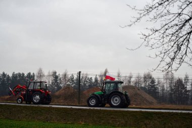 Avrupa, Polonya, 02.09.2024 Traktör yolda. Polonyalı çiftçiler hükümete ve AB 'ye karşı büyük bir gösteri düzenlediler. Protesto, Avrupa 'daki mal ve insan dolaşımını bozuyor..