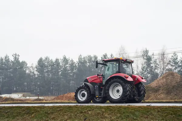 stock image Europe, Poland, February 9, 2024 Tractors on the road. Polish farmers stage a massive demonstration against the government and the EU. They claim that their livelihoods are threatened by low prices