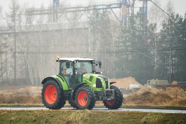 02.09.2024 Polonya, Katowice, Polonya 'daki çiftçiler traktörlerini kullanarak otoyolları ve sınırları kapattılar. Endüstrileri için daha fazla destek ve koruma istiyorlar. Grev trafik sıkışıklığı yarattı.