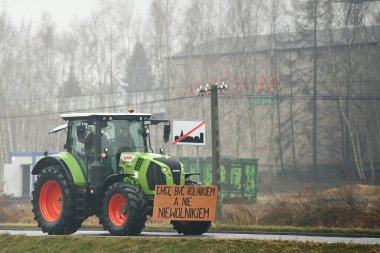 Avrupa, Polonya, 02.09.2024 Polonyalı çiftçiler traktör ve pankartlarla hakları için savaşıyorlar. Ukrayna ve AB çevre politikalarından ucuz tarım ürünlerinin ithalatına karşılar.
