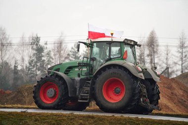 02.09.2024 Polonya, Katowice, Polonya 'daki çiftçiler traktörlerini kullanarak otoyolları ve sınırları kapattılar. Endüstrileri için daha fazla destek ve koruma istiyorlar. Grev trafik sıkışıklığı yarattı.