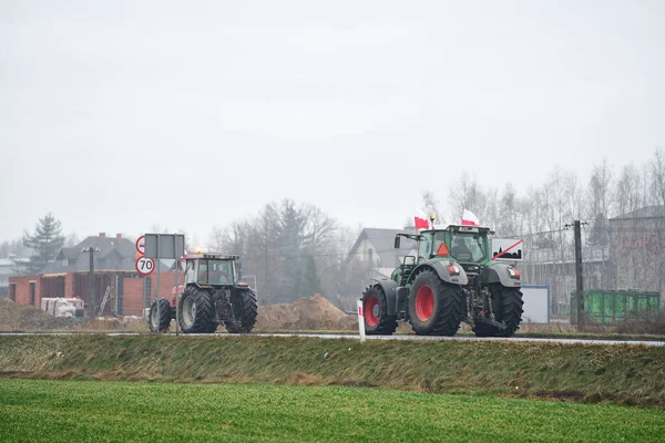 Avrupa, Polonya, 02.09.2024 Traktör yolda. Polonyalı çiftçiler hükümete ve AB 'ye karşı büyük bir gösteri düzenlediler. Protesto, Avrupa 'daki mal ve insan dolaşımını bozuyor..