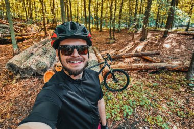 Kask takan, güneş gözlüğü takan ve selfie çeken beyaz sakallı motorcu. Yüzü kapalı sporcu.