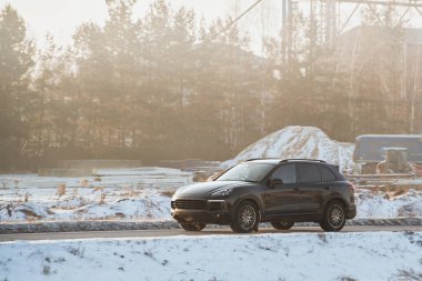 Lüks SUV Engebeli Arazide Kolayca Geziniyor. Kar Kaplamalı Yolculuk