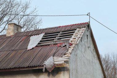Zamanın Sessiz Yankısı Yıpranmış Yapı ve Kırık Sığınak 'ta